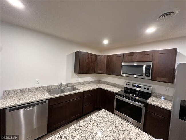 Foto del edificio - 360 N Knowles Ave