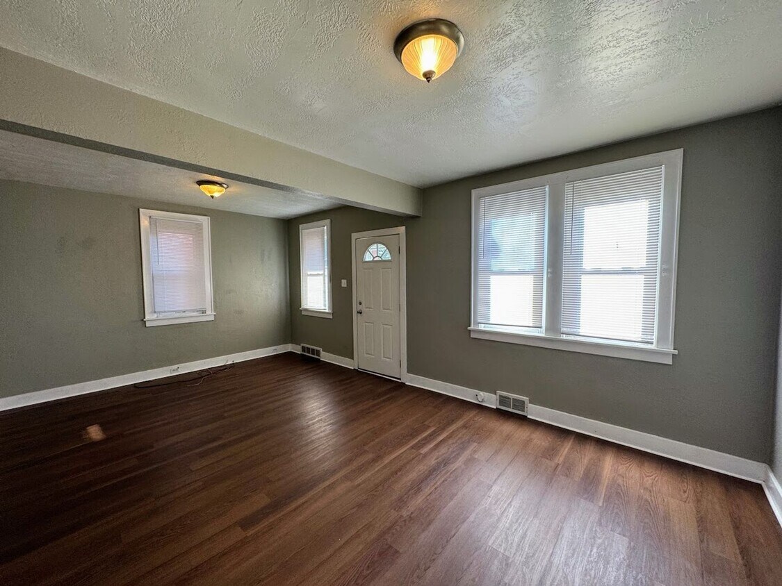 Primary Photo - 2 bed 1 bath - nice updates, central air, ...