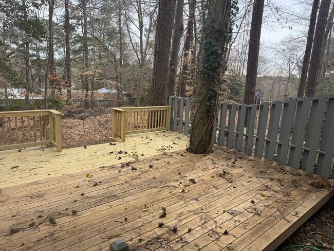 Building Photo - Seasons Trace