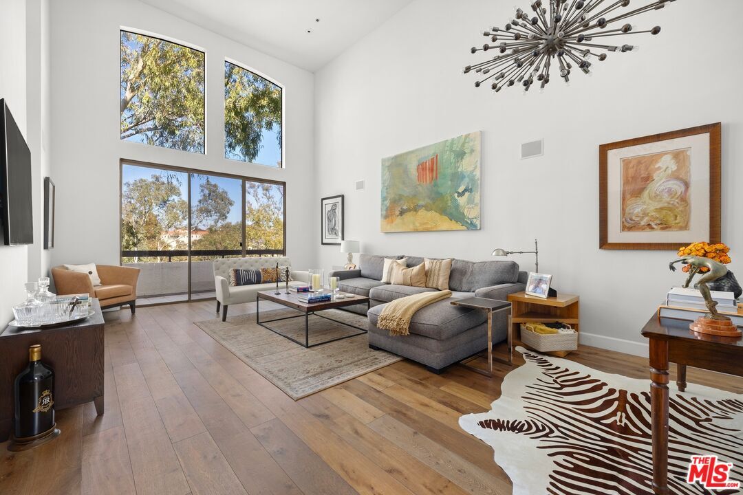 Foto principal - 410 S Barrington Ave