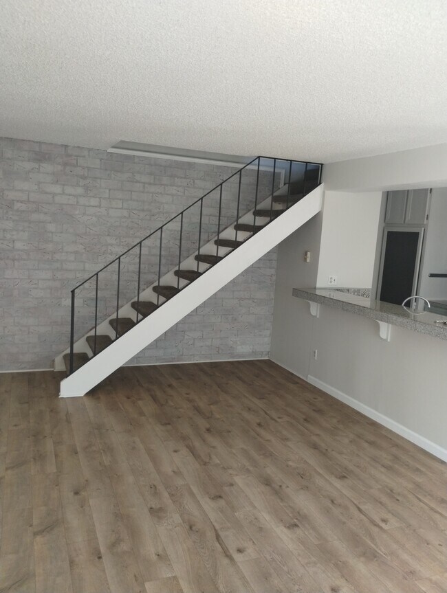 Building Photo - 5010 Tahiti Way