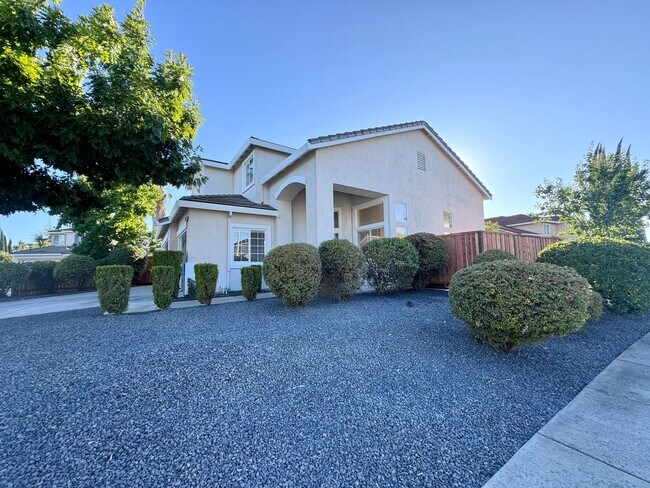 Foto del edificio - Gorgeously Updated 4 Bed 2.5 Bath + Den/5t...