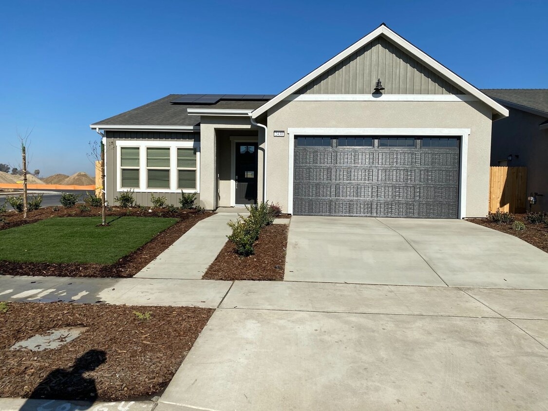 Primary Photo - Beautiful home ready for your family avail...