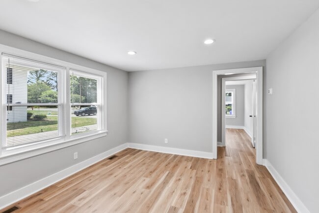 Building Photo - 2402 E 3rd St