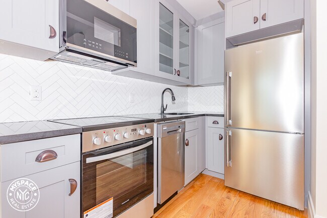 Foto del edificio - 232 Tompkins Ave