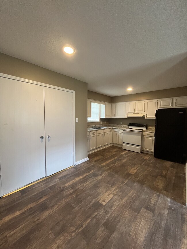 Foto del edificio - 496 Joshwood Dr