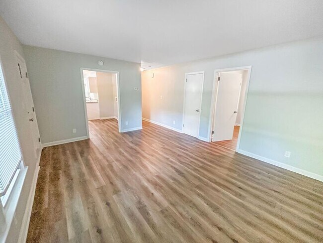 Building Photo - 709 Thera Dr