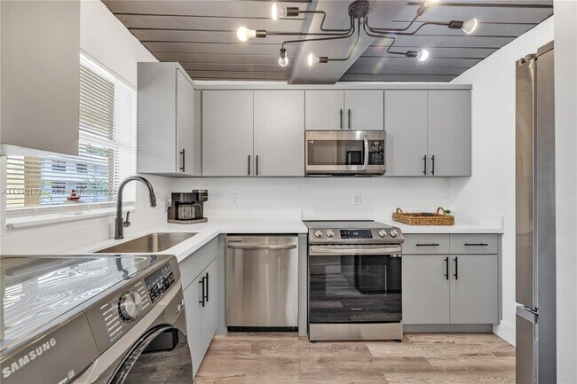 Building Photo - 5090 SW 64th Ave