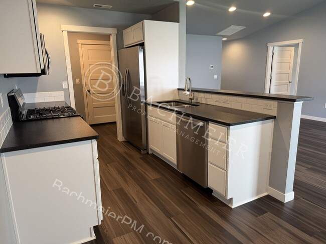 Building Photo - Beautiful Newer 3-Bedroom, 2-Bathroom Single-Family