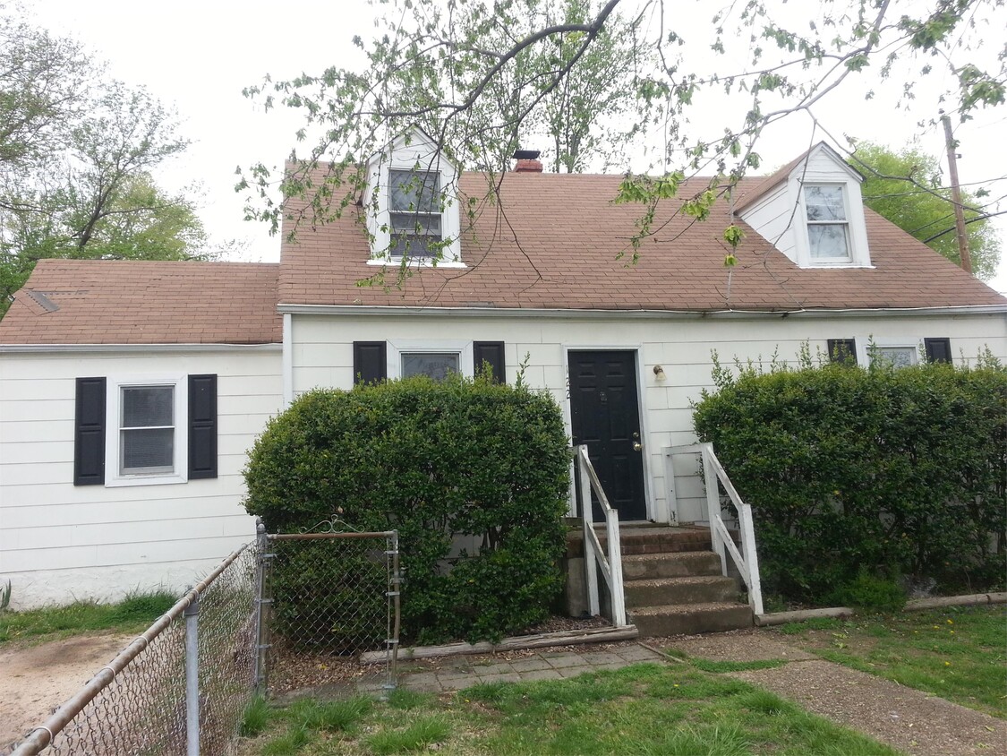 Primary Photo - 122 Green Acres Ave