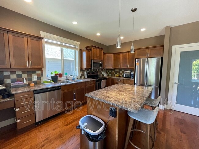 Building Photo - 12772 Cliffshore Dr