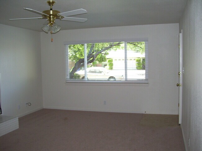 Foto del edificio - Recently remodeled home, excellent floor p...