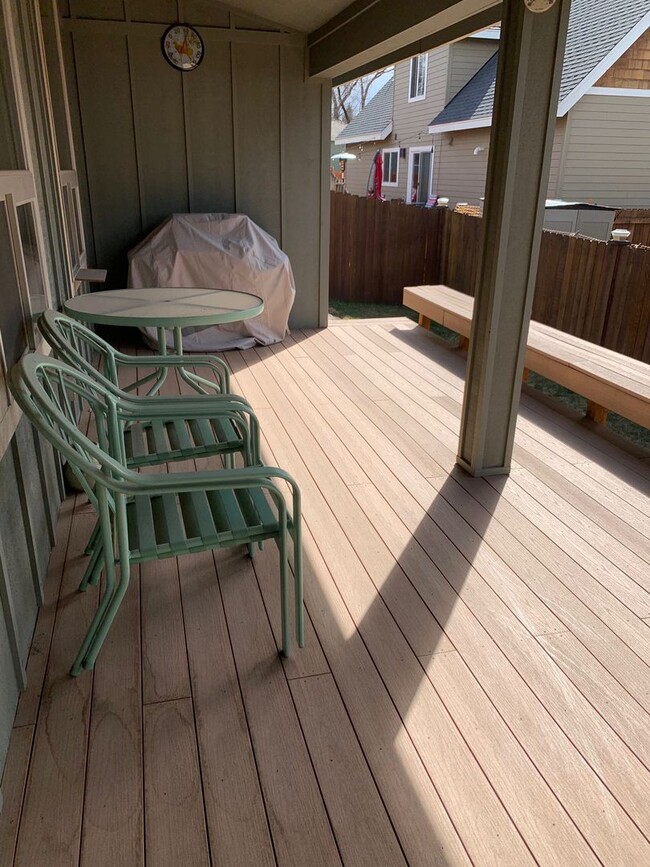 Foto del edificio - Fully Furnished Home is NE Bend Short Term Rental