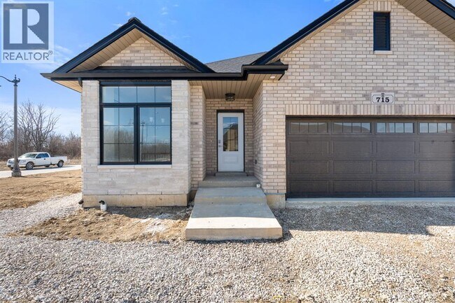 Photo du bâtiment - 715 Elliot Pt Rd