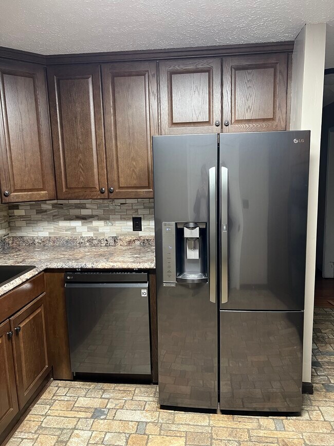 Kitchen - 613 Robin St