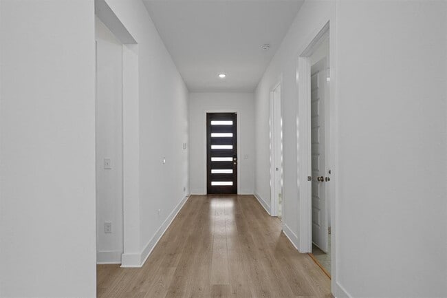 Building Photo - 724 Pinnacle View Dr