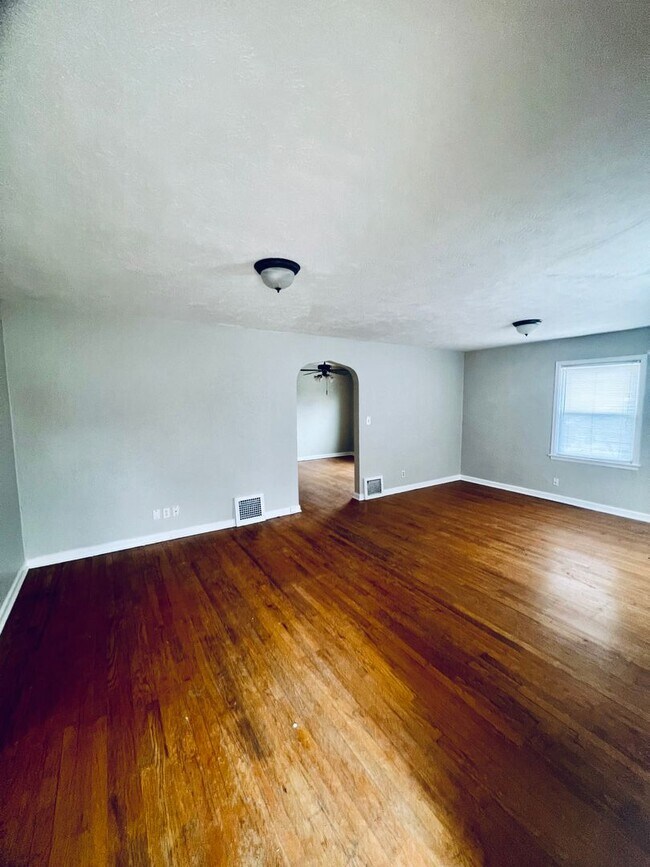 Foto del edificio - Large 2 bed 1 bath Duplex in Dundee!
