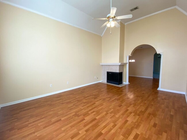 Building Photo - 3 bed, 2.5 bath in Cordova near Trinity an...