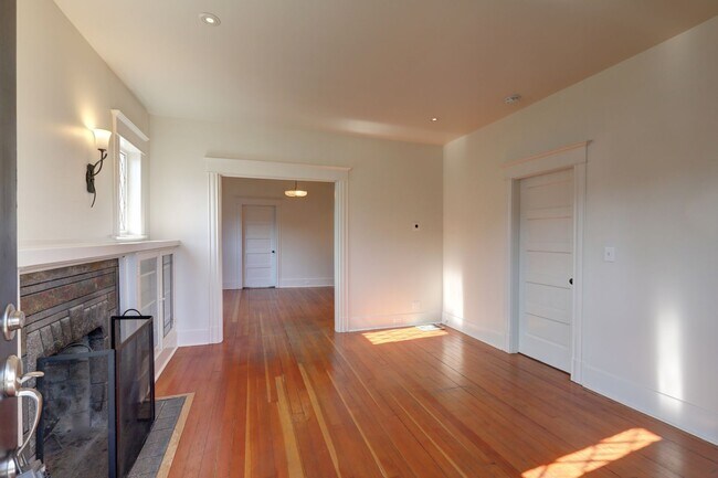 Foto del edificio - Charming 4 Bedrooms Madison Valley Bungalow Home