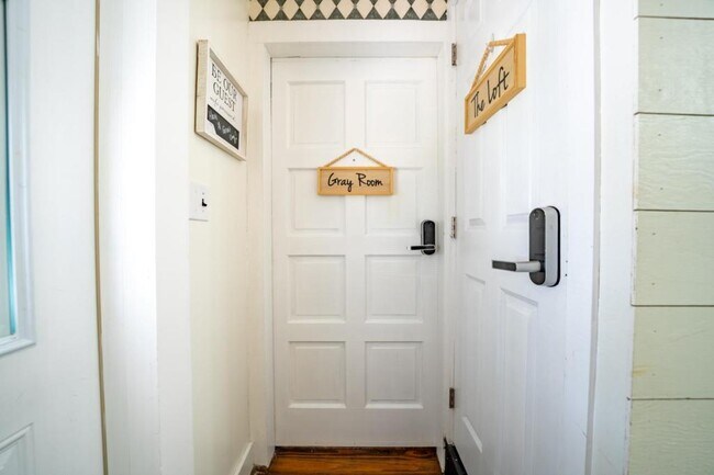 Building Photo - 714 E Jefferson St