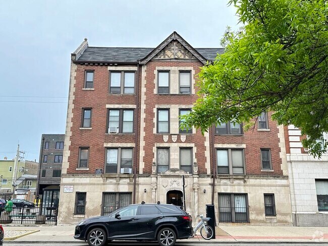 Building Photo - 3345 N Marshfield Ave
