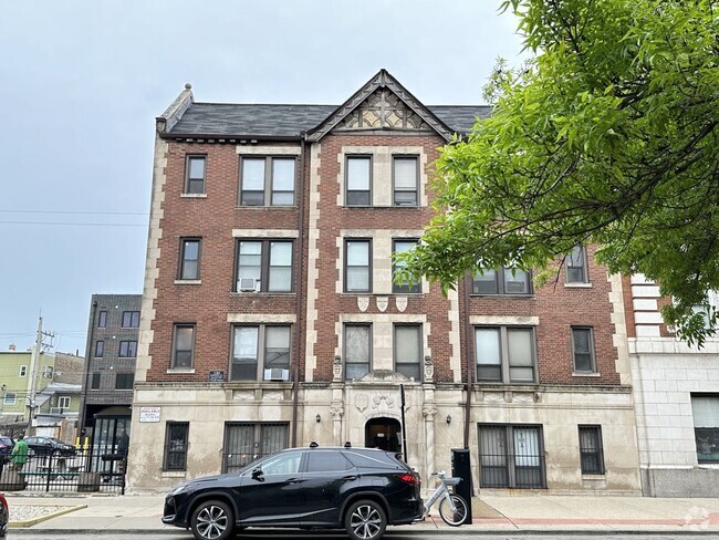 Building Photo - 3345 N Marshfield Ave