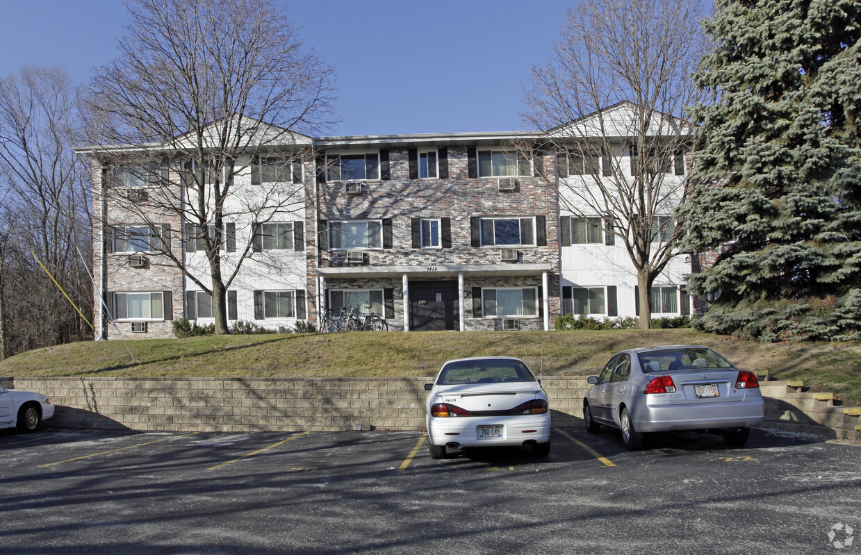 Primary Photo - Parqueview Apartments