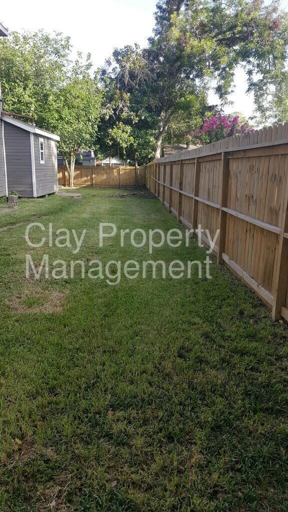 Building Photo - Studio Apt. in Alvin!