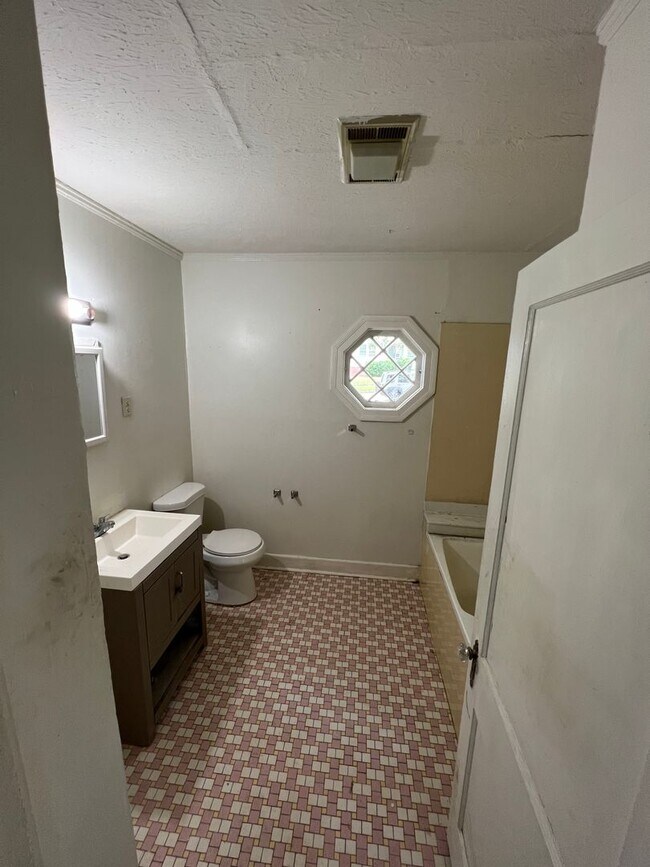 Building Photo - 123 E Wyandotte St