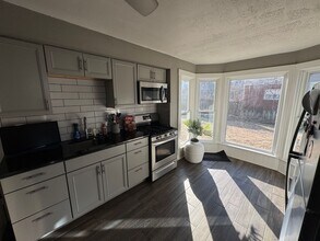 Building Photo - 123 E 7th St