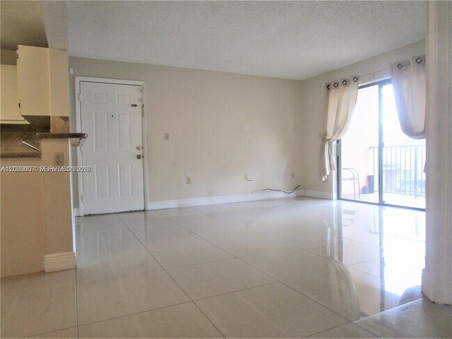 Foto del edificio - 9491 Palm Cir S
