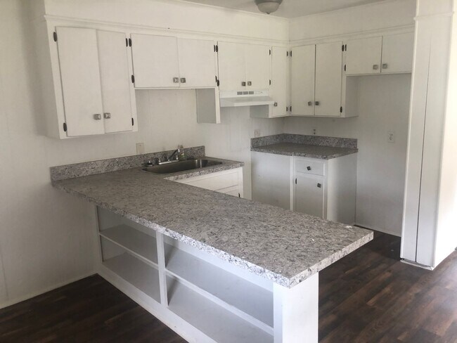 Foto del edificio - 1361 Lymon Reece Rd