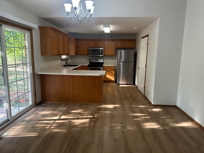 Building Photo - 653 S Hazelnut Ave