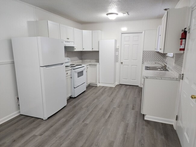 Building Photo - Coming soon! Section 8 accepted! 4 Bedroom...