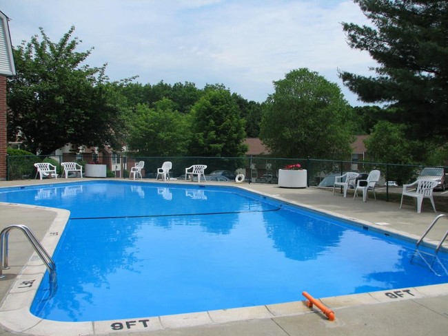 Piscina de temporada - Ridgefield Apartments