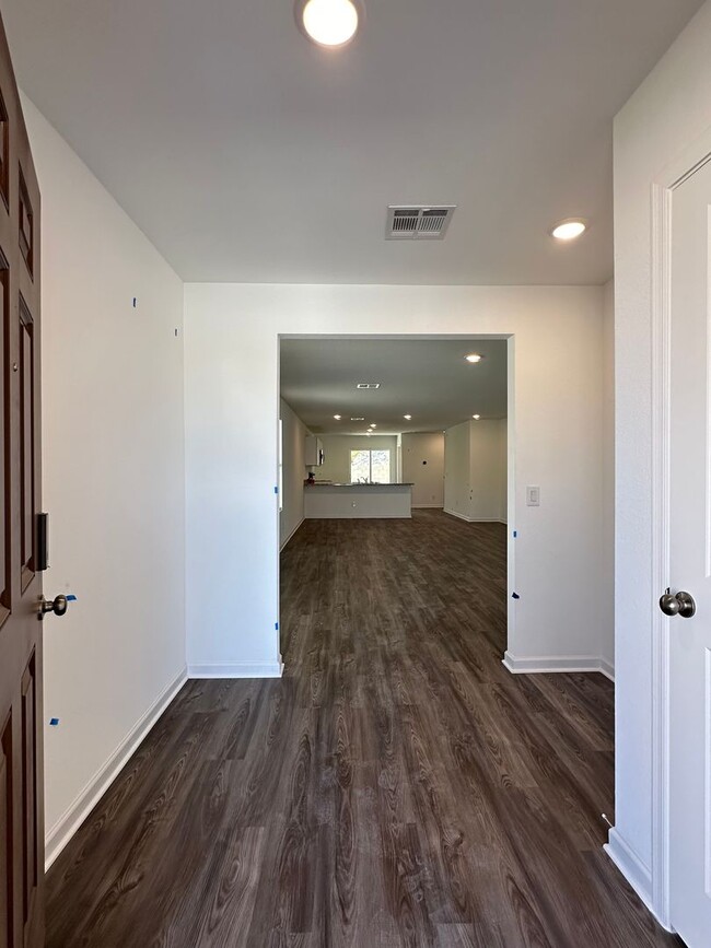 Building Photo - Beautiful New 3 Bedroom Home in the New Ra...