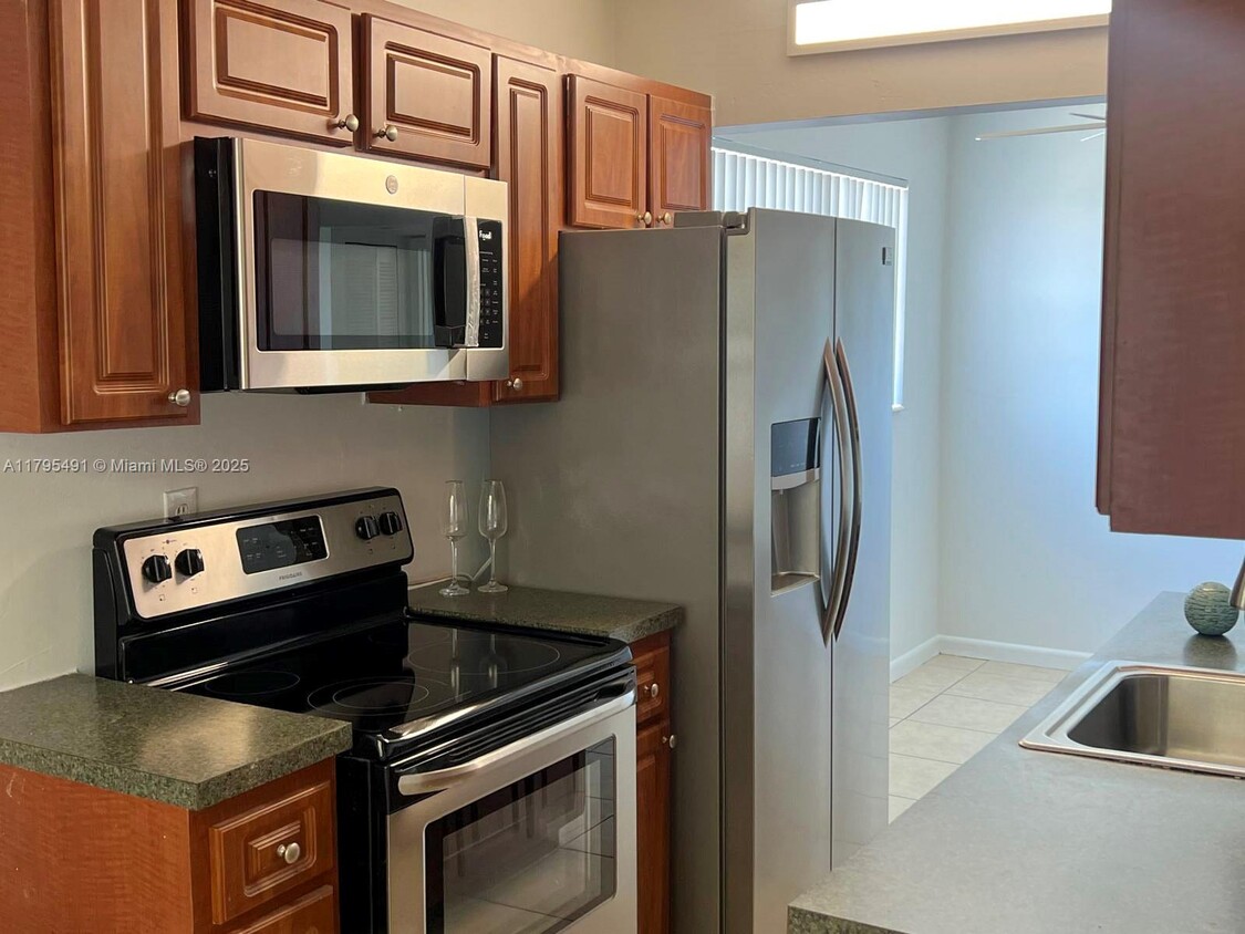 Foto principal - 1100 NE 1st Ct