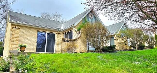 Foto del edificio - 1696 Riva Ridge Dr