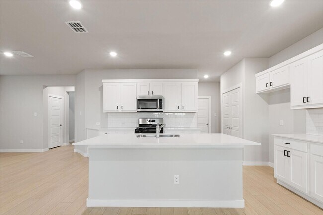 Foto del edificio - 100 Travine Dr