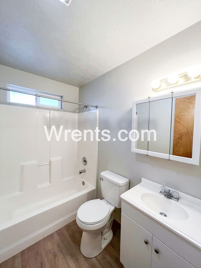 Building Photo - Spacious Duplex!