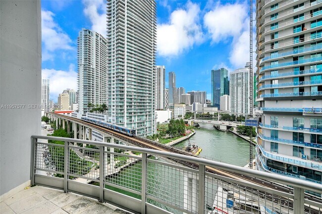 Foto del edificio - 690 SW 1st Ct