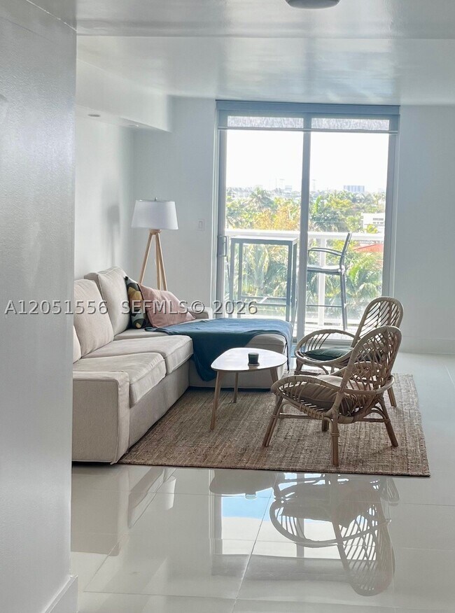 Foto del edificio - 10000 W Bay Harbor Dr