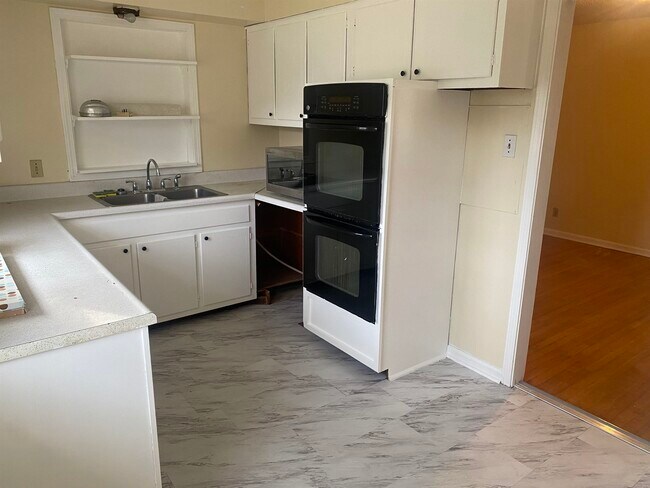 Building Photo - 5507 Santa Monica St