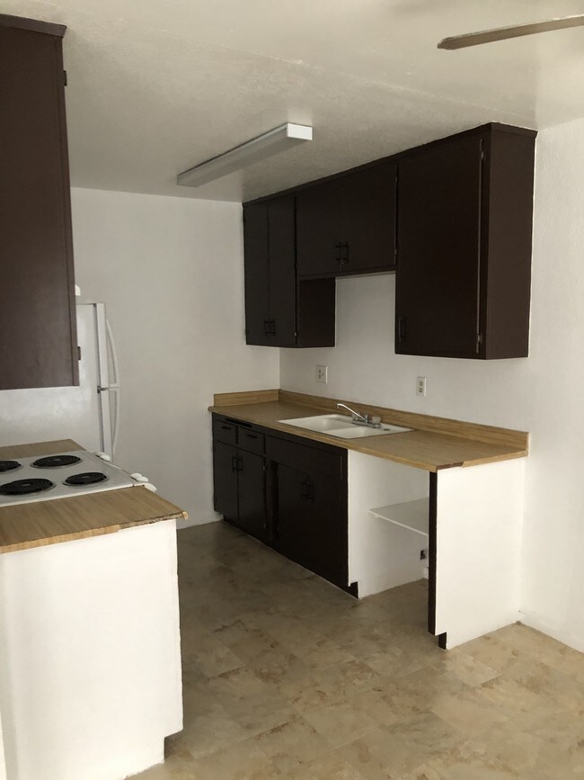 Building Photo - 23815 Hemlock Avenue, Unit 18