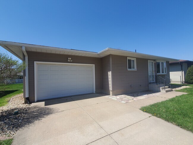 3 - 2217 Cherokee Dr