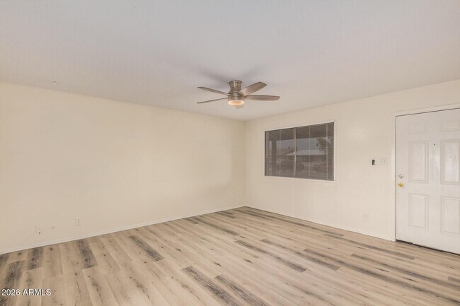 Foto del edificio - 1136 W 12th St