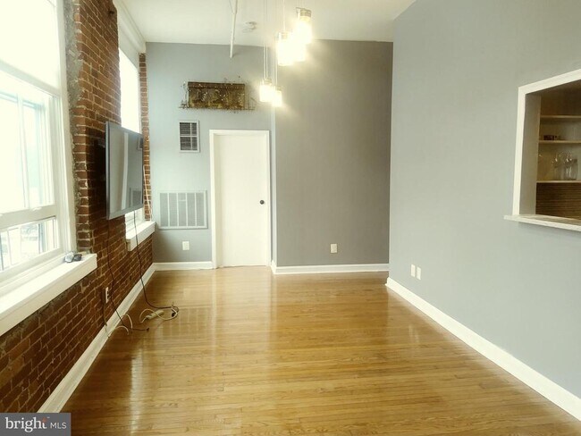 Building Photo - 1010 Race St