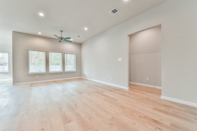 Building Photo - 3915 Sugardale St