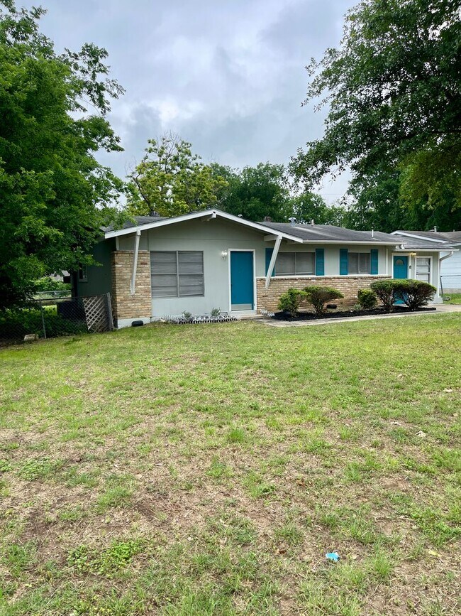 Building Photo - 818 Straight Ln