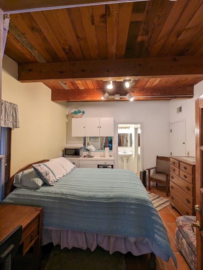 Building Photo - 534 Cathedral Dr